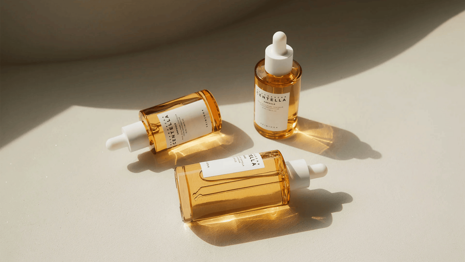 Madagascar Centella Ampoule från SKIN1004 är en högkoncentrerad formula med centella asiatica för att lugna irriterad hud och stärka hudens barriär. Perfekt för känslig hud som behöver återhämtning och återfuktning. Lätt och snabbt absorberande!
