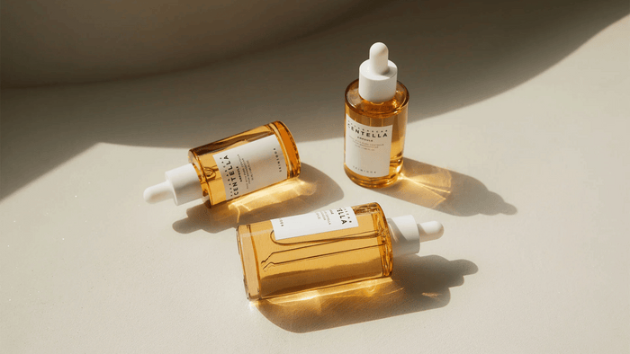 Madagascar Centella Ampoule från SKIN1004 är en högkoncentrerad formula med centella asiatica för att lugna irriterad hud och stärka hudens barriär. Perfekt för känslig hud som behöver återhämtning och återfuktning. Lätt och snabbt absorberande!