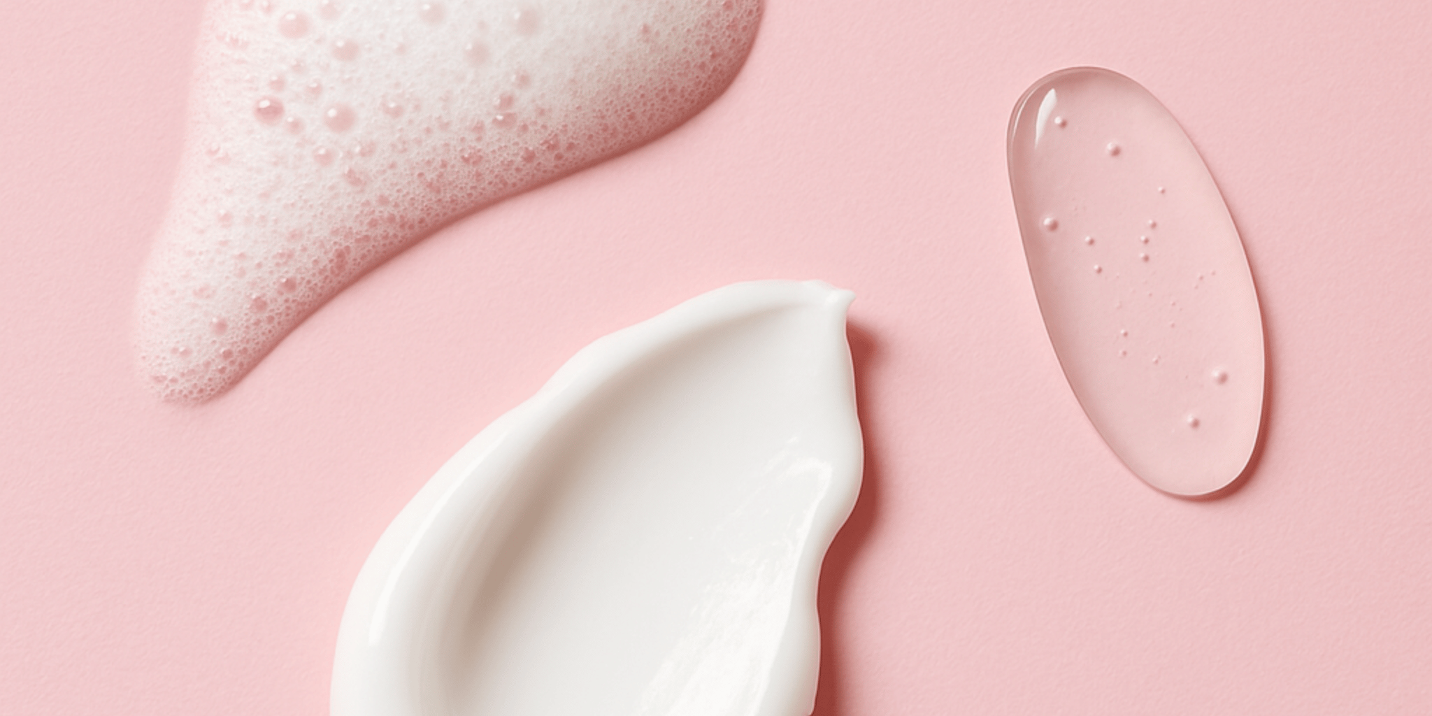 Närbild av tre hudvårdsprodukter på en rosa bakgrund