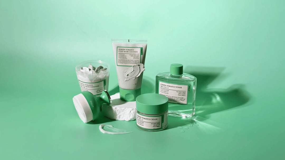 Gröna hudvårdsprodukter (cleanser, toner, kräm och mask) uppställda på ljusgrön bakgrund med kräm- och lertexturer i fokus.