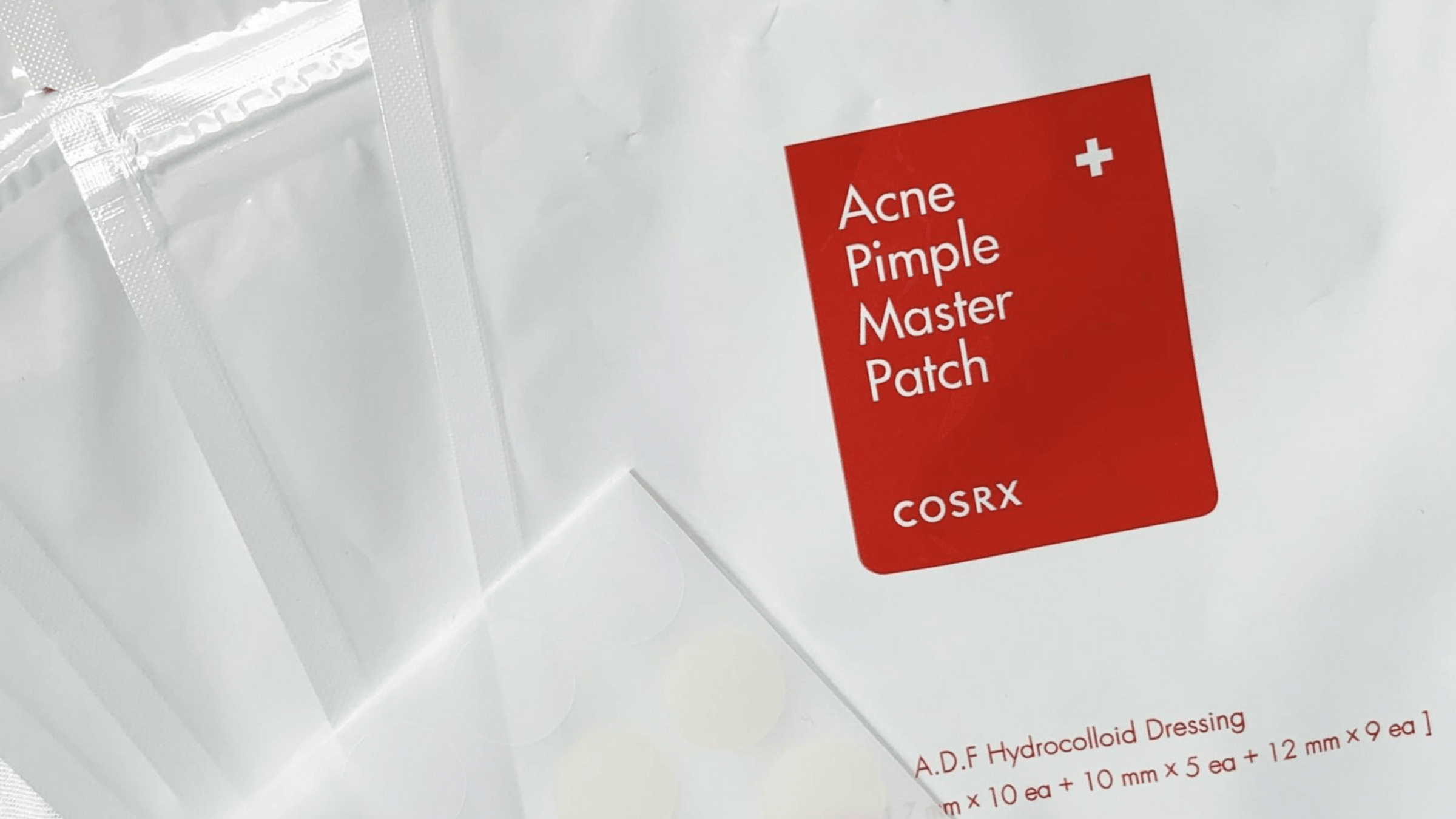 En förpackning av COSRX Acne Pimple Master Patch, hydrokolloida klistermärken för punktbehandling av akne.