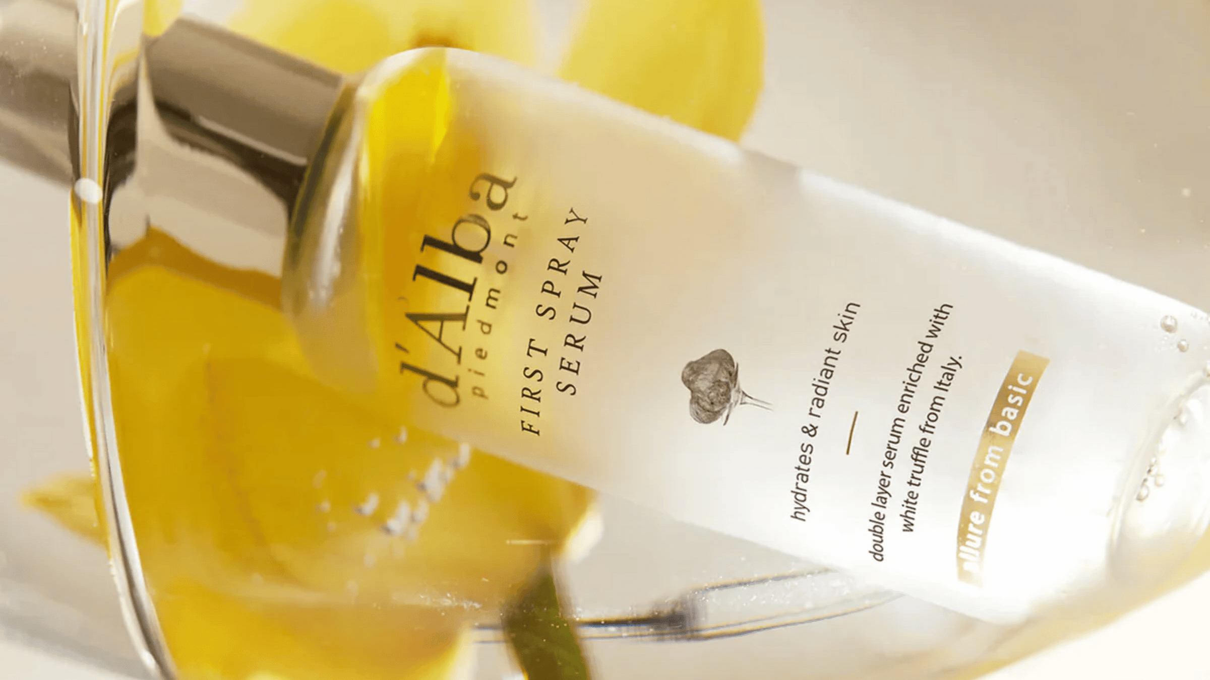 d'Alba First Spray Serum är en tvåfasig mist som ger omedelbar fukt och lyster till huden. Berikad med exklusiv vit tryffel från Italien, hjälper denna sprayserum till att jämna ut hudtonen och ge en strålande finish.