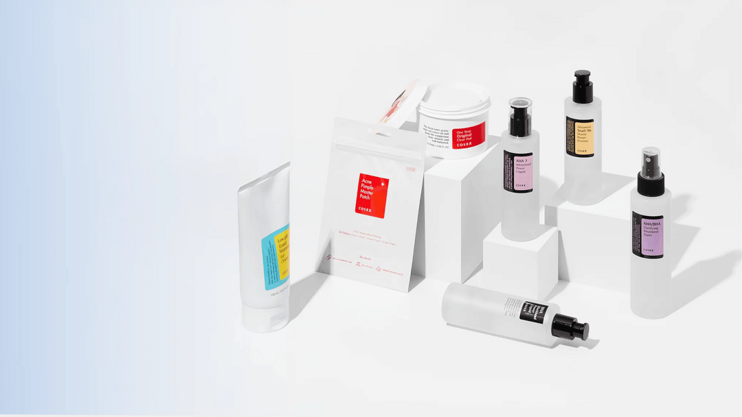 Flera populära produkter från COSRX – koreansk hudvård som inkluderar Snail Essence, Acne Pimple Master Patch, AHA/BHA toner och rengöring, kända för effektiva och skonsamma formler.
