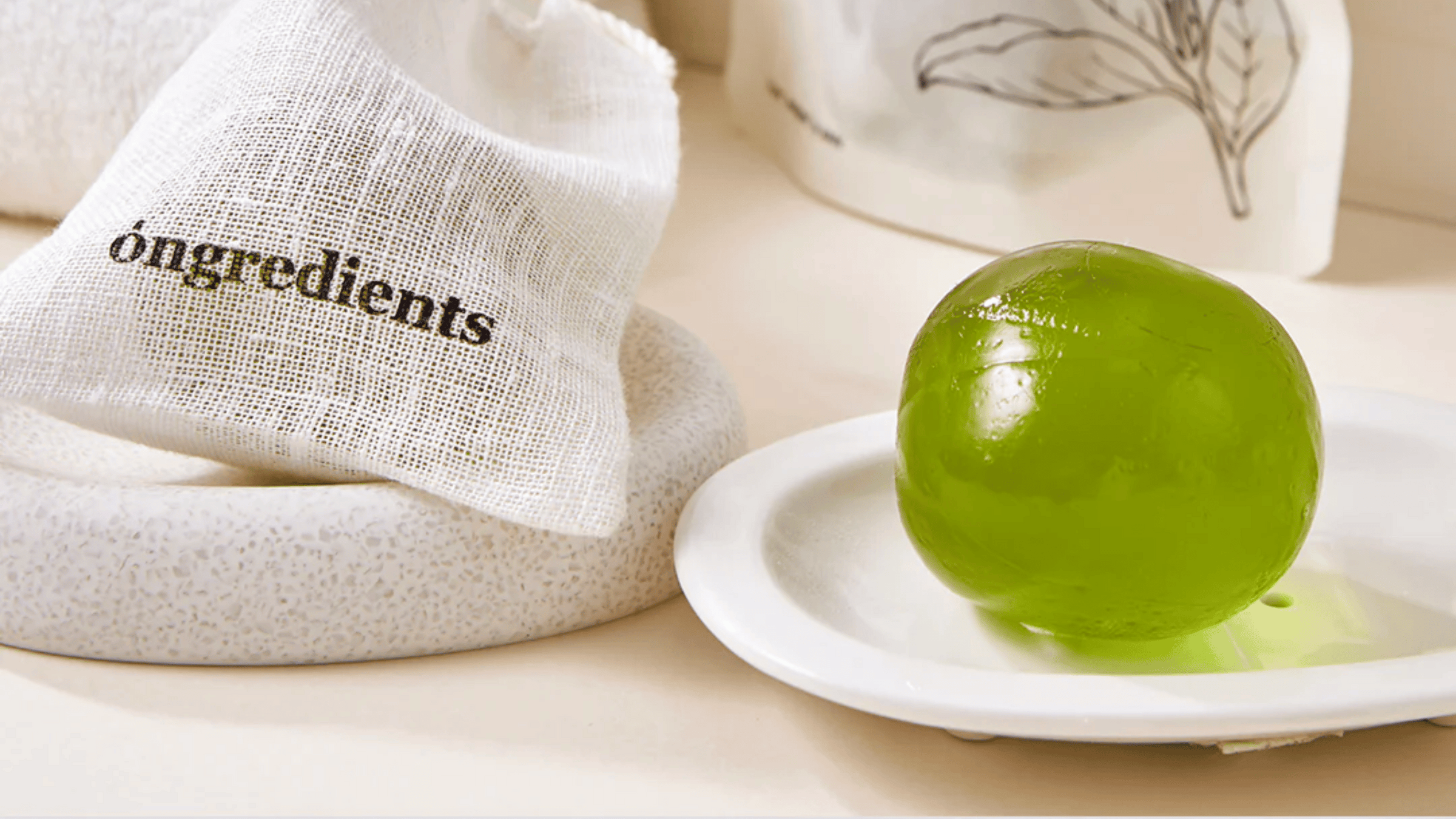 Óngredients grön ansiktstvål i rund form på fat, en vegansk och naturlig rengöringsprodukt från koreansk hudvård för skonsam och effektiv ansiktsrengöring.