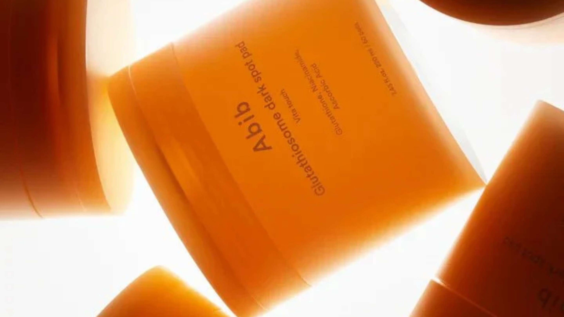En öppen grön burk med SOME BY MI AHA-BHA-PHA 30 Days Miracle Truecica Clear Pad, visar en bomullspad och produktens egenskaper.