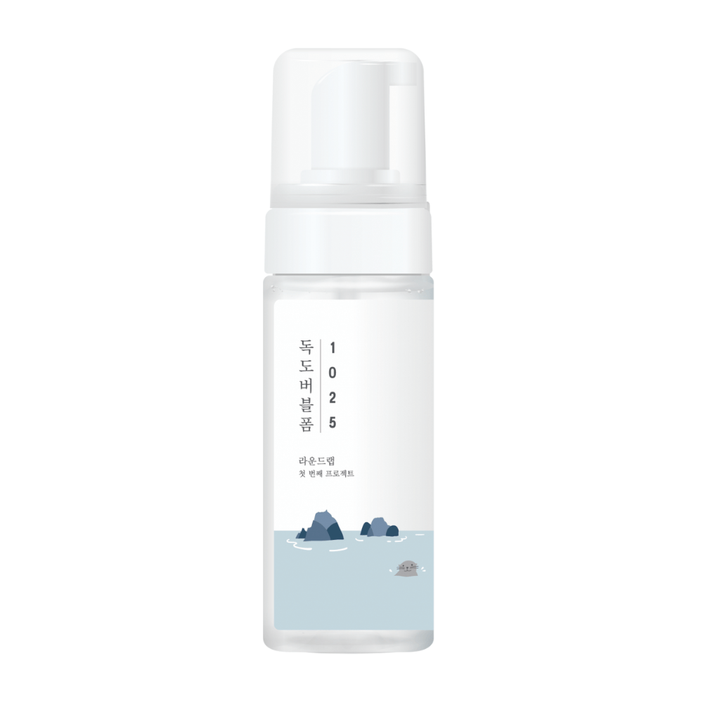 1025 Dokdo Bubble Foam" je čistilni izdelek za obraz znamke ROUND LAB, pakiran v beli steklenički s preprostim in čistim dizajnom, okrašeni z besedilom in minimalističnimi ilustracijami morskih pokrajin. 