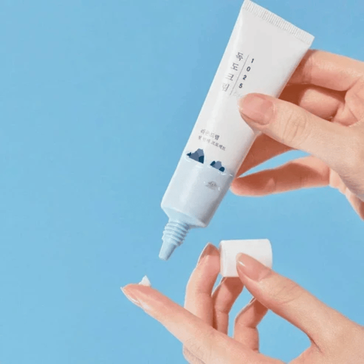Round Lab 1025 Dokdo Eye Cream tuba z lahko kremo, ki se nanese na konico prsta za nežno nego občutljive kože okoli oči