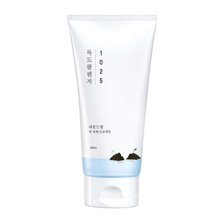 Round Lab 1025 Dokdo Cleanser v beli tubi z modrim dnom in črnim tiskom, na beli podlagi.