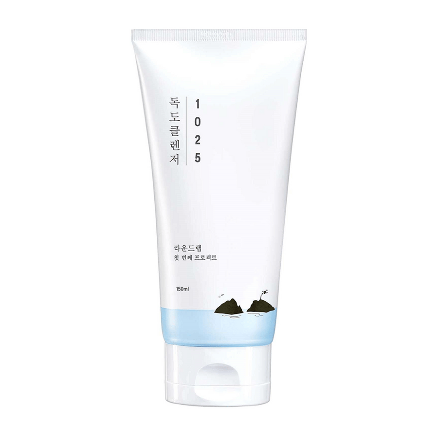 Round Lab 1025 Dokdo Cleanser v beli tubi z modrim dnom in črnim tiskom, na beli podlagi.