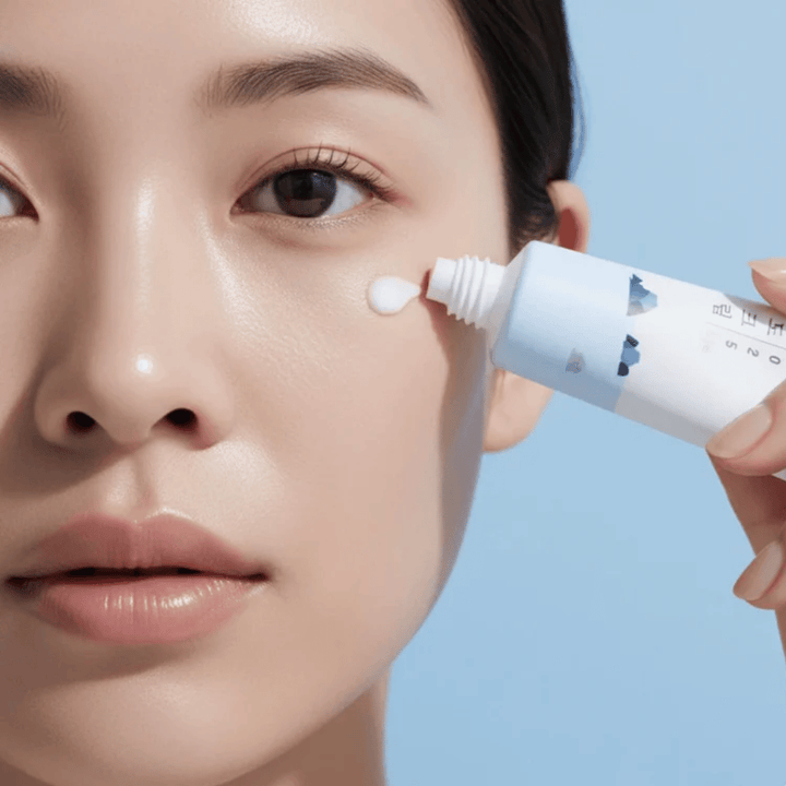 Round Lab 1025 Dokdo Eye Cream se nanaša na kožo pod očesom, vlažilna krema za okoli oči, ki naredi kožo mehkejšo in zmanjša drobne linije