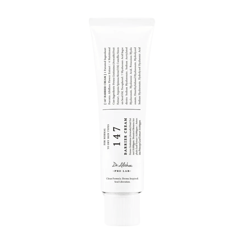 Slika prikazuje tubo kreme Dr. Althea's "147 Barrier Cream". Embalaža je preprosta in elegantna z belo osnovo in črnim besedilom. Besedilo na tubi daje informacije o izdelku, vključno z njegovo funkcijo kot barierna krema, in omenja, da je to čista formula, dermatološko navdihnjena in namenjena za "celično osvoboditev". Zdi se, da gre za izdelek za nego kože, zasnovan za krepitev naravne zaščitne bariere kože.