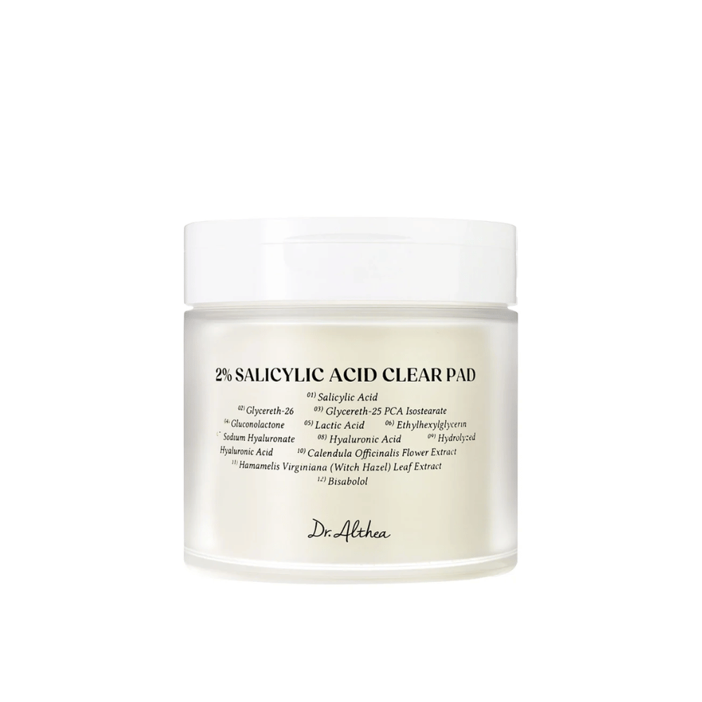 Slika izdelka Dr. Althea 2% Salicylic Acid Clear Pad na beli podlagi. Eksfoliacijske blazinice za kožo, nagnjeno k aknam in mastno kožo s salicilno kislino in pomirjujočimi sestavinami.