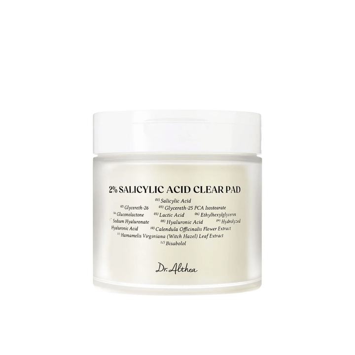 Slika izdelka Dr. Althea 2% Salicylic Acid Clear Pad na beli podlagi. Eksfoliacijske blazinice za kožo, nagnjeno k aknam in mastno kožo s salicilno kislino in pomirjujočimi sestavinami.