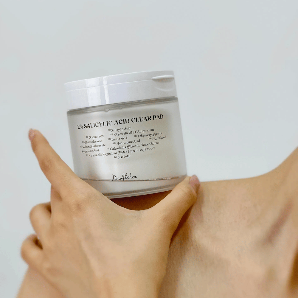 Dr. Althea 2% Salicylic Acid Clear Pad se držijo v roki. Tonik blazinice z 2% salicilne kisline, ki nežno eksfolirajo, pomirjajo kožo in izboljšujejo strukturo kože.