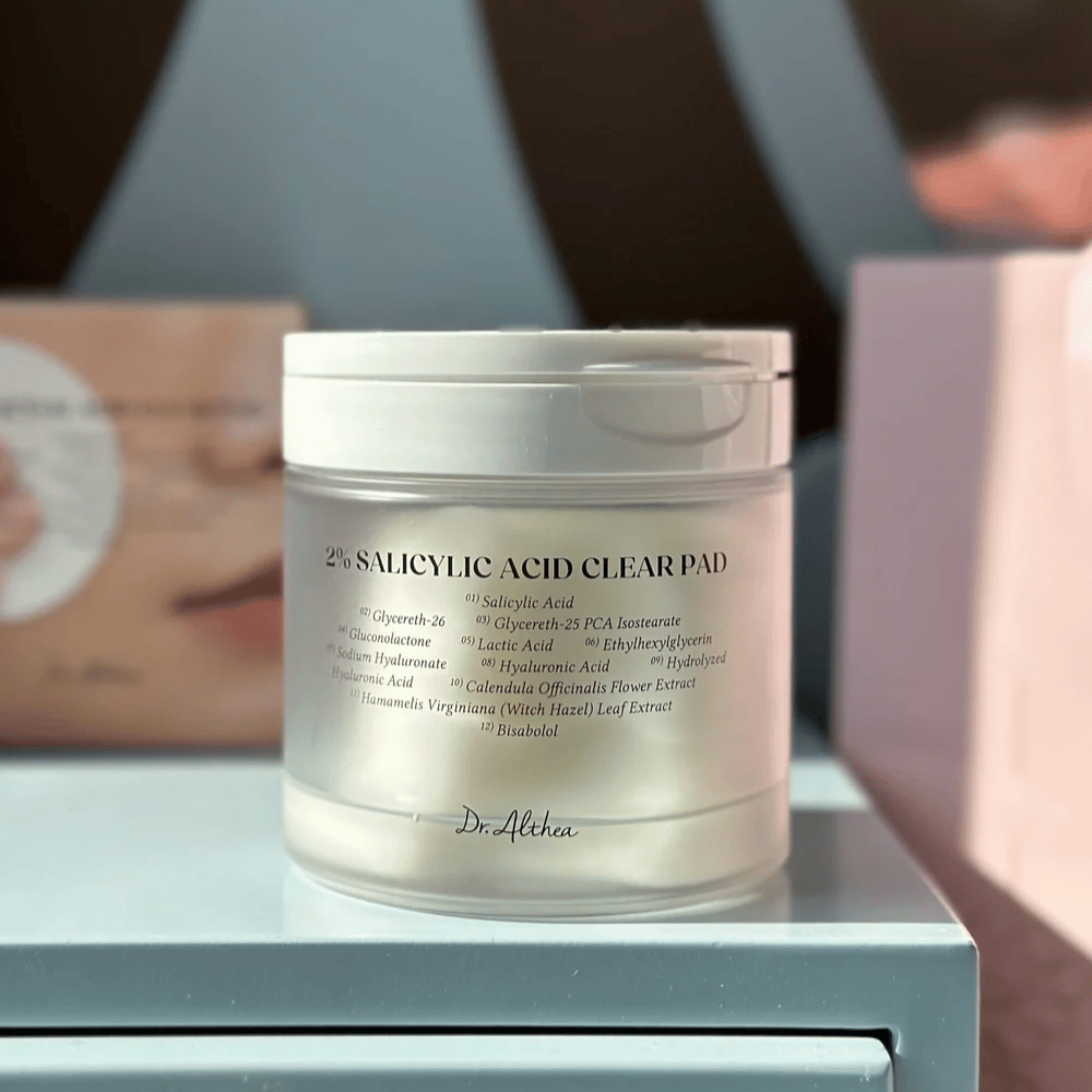 Dr. Althea 2% Salicylic Acid Clear Pad posoda na polici. Korejske eksfoliacijske blazinice s salicilno kislino, PHA in hialuronsko kislino za nečisto kožo in zamašene pore.