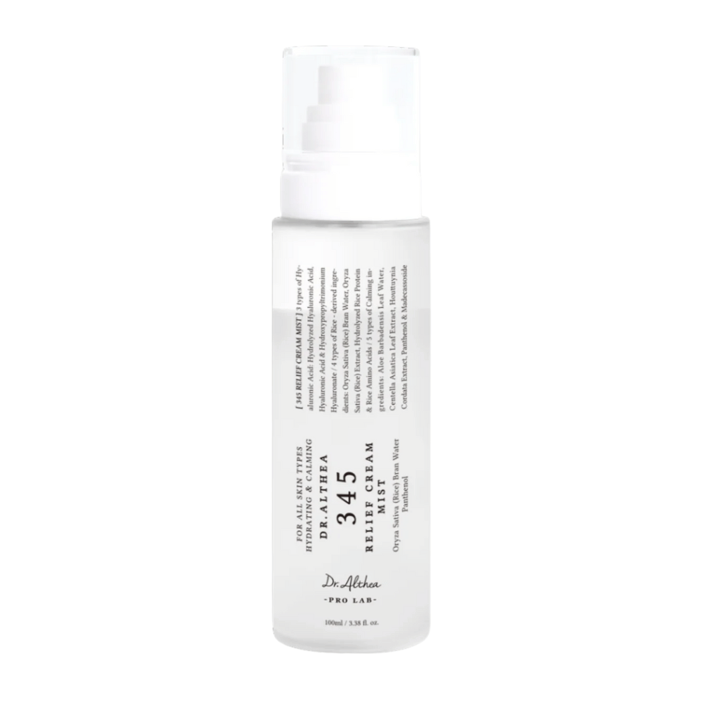 Dr. Althea 345 Relief Cream Mist na beli podlagi, lahka meglica za obraz z dvostopenjsko formulo, ki vlaži, pomirja in krepi kožo skozi ves dan.