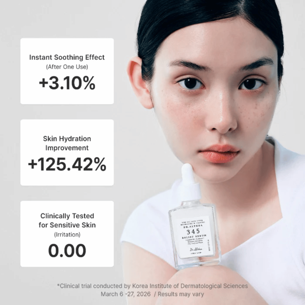Model drži Dr. Althea 345 Relief Serum – pomirjujoč serum za občutljivo kožo, ki vlaži in krepi kožno bariero.