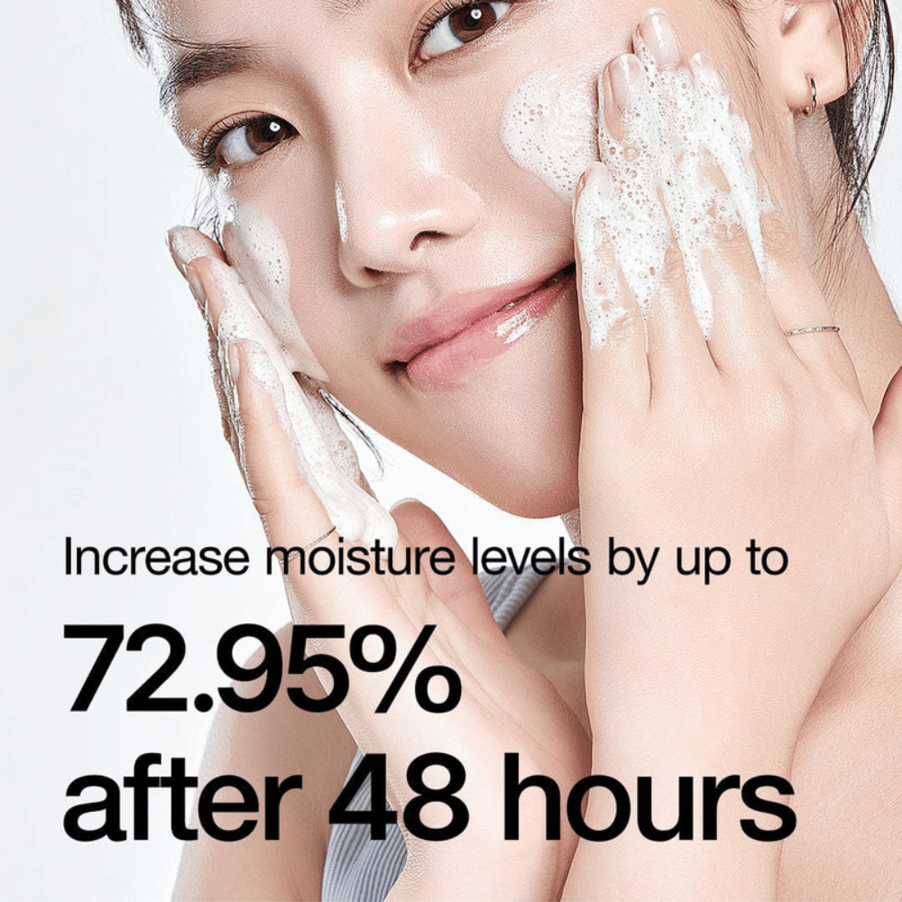 
Anua 8 Hyaluronic Acid Hydrating Gentle Foaming Cleanser je nežen čistilni izdelek, ki združuje osem različnih hialuronskih kislin za zagotavljanje intenzivne hidracije in vlaženje kože. Ta čistilni gel ustvari bogato, mehko peno, ki učinkovito odstranjuje umazanijo in ličila, ne da bi izsušil kožo. Klinični testi kažejo, da lahko poveča raven vlage do 72,95 % po 48 urah, kar ga naredi idealnega za suhe in občutljive tipe kože. 