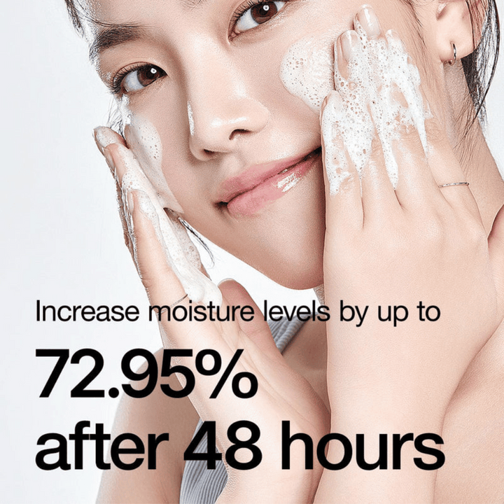 
Anua 8 Hyaluronic Acid Hydrating Gentle Foaming Cleanser je nežen čistilni izdelek, ki združuje osem različnih hialuronskih kislin za zagotavljanje intenzivne hidracije in vlaženje kože. Ta čistilni gel ustvari bogato, mehko peno, ki učinkovito odstranjuje umazanijo in ličila, ne da bi izsušil kožo. Klinični testi kažejo, da lahko poveča raven vlage do 72,95 % po 48 urah, kar ga naredi idealnega za suhe in občutljive tipe kože. 