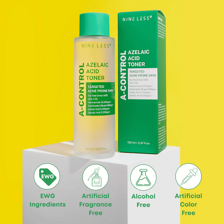 Steklenička in embalaža Nine Less A-Control Azelaic Acid Toner na rumenem ozadju z zelenimi ikonami, ki označujejo EWG-sestavine, brez alkohola, dišav in barvil.