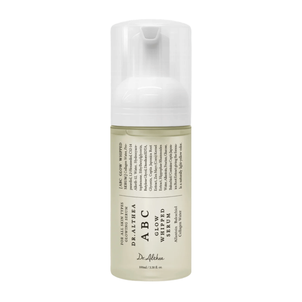 Slika – izdelek na belem ozadju (Google Images pomembno)
Dr. Althea ABC Glow Whipped Serum v plastenki s pumpico z lahko teksturo moussa, ki vlaži, izenačuje ten kože in daje sijaj.