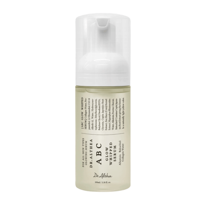 Slika – izdelek na belem ozadju (Google Images pomembno)
Dr. Althea ABC Glow Whipped Serum v plastenki s pumpico z lahko teksturo moussa, ki vlaži, izenačuje ten kože in daje sijaj.