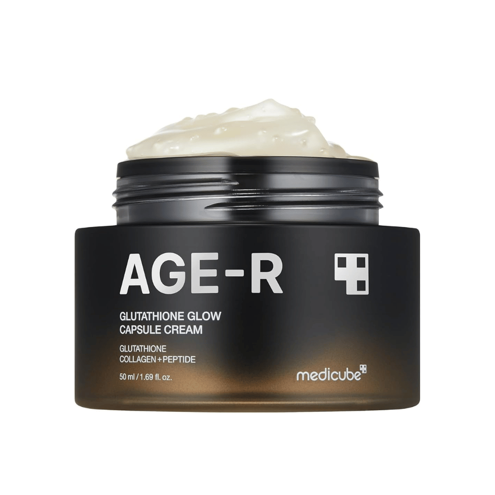 Lonček Medicube Age-R Glutathione Glow Capsule Cream, krema, ki vsebuje glutation, kolagen in peptide. Izdelek je zasnovan za dajanje sijaja koži in izboljšanje elastičnosti. Mehka konsistenca kreme je prikazana v lončku.