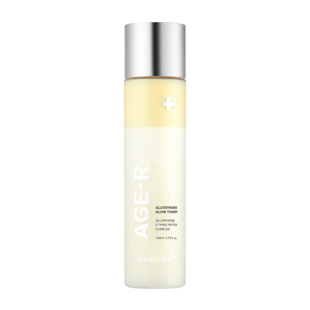 Steklenica tonika Medicube Age-R Glutathione Glow Toner, svetlo rumen tonik, ki vsebuje glutation in peptidni kompleks. Izdelek je zasnovan za dolgotrajen sijaj kože in enakomeren ten kože. Steklenica ima eleganten, minimalističen dizajn s srebrnim pokrovčkom.