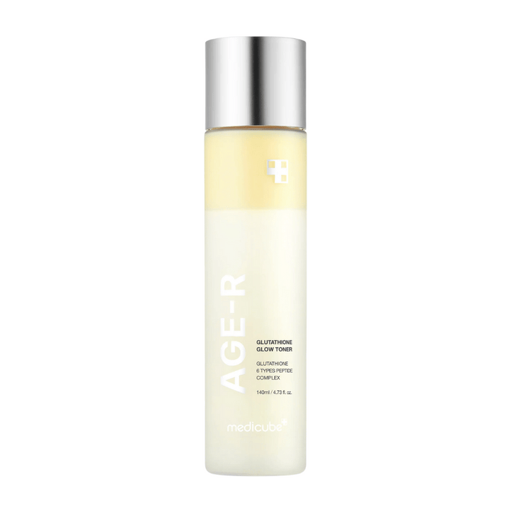 Steklenica tonika Medicube Age-R Glutathione Glow Toner, svetlo rumen tonik, ki vsebuje glutation in peptidni kompleks. Izdelek je zasnovan za dolgotrajen sijaj kože in enakomeren ten kože. Steklenica ima eleganten, minimalističen dizajn s srebrnim pokrovčkom.