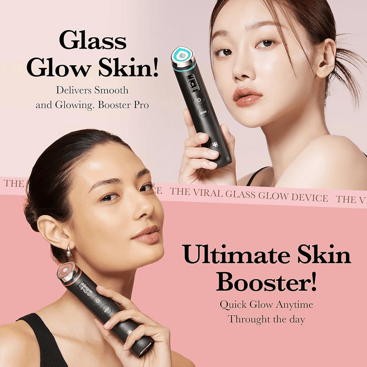 Dva modela držita Medicube Age-R Booster Pro, napravo, ki se trži kot "Glass Glow Skin" in "Ultimate Skin Booster". Izdelek naj bi zagotavljal hiter sijajni učinek in bolj gladko kožo skozi ves dan.