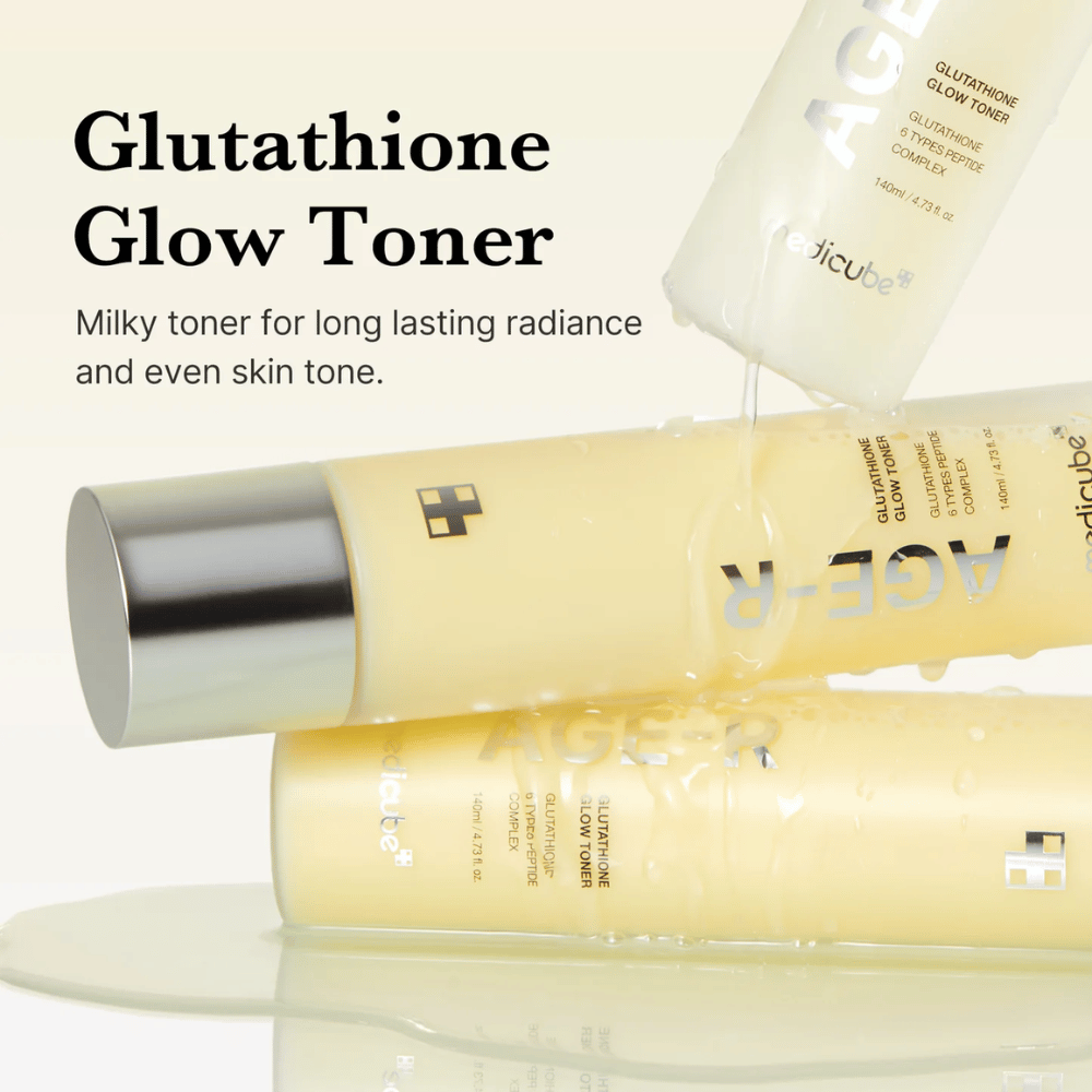 Medicube Age-R Glutathione Glow Toner je prikazan v rumeni steklenici. Izdelek je opisan kot mlečni tonik, ki zagotavlja dolgotrajen sijaj in enakomeren ten kože. Tonik vsebuje glutation in peptidni kompleks za izboljšanje videza in strukture kože.