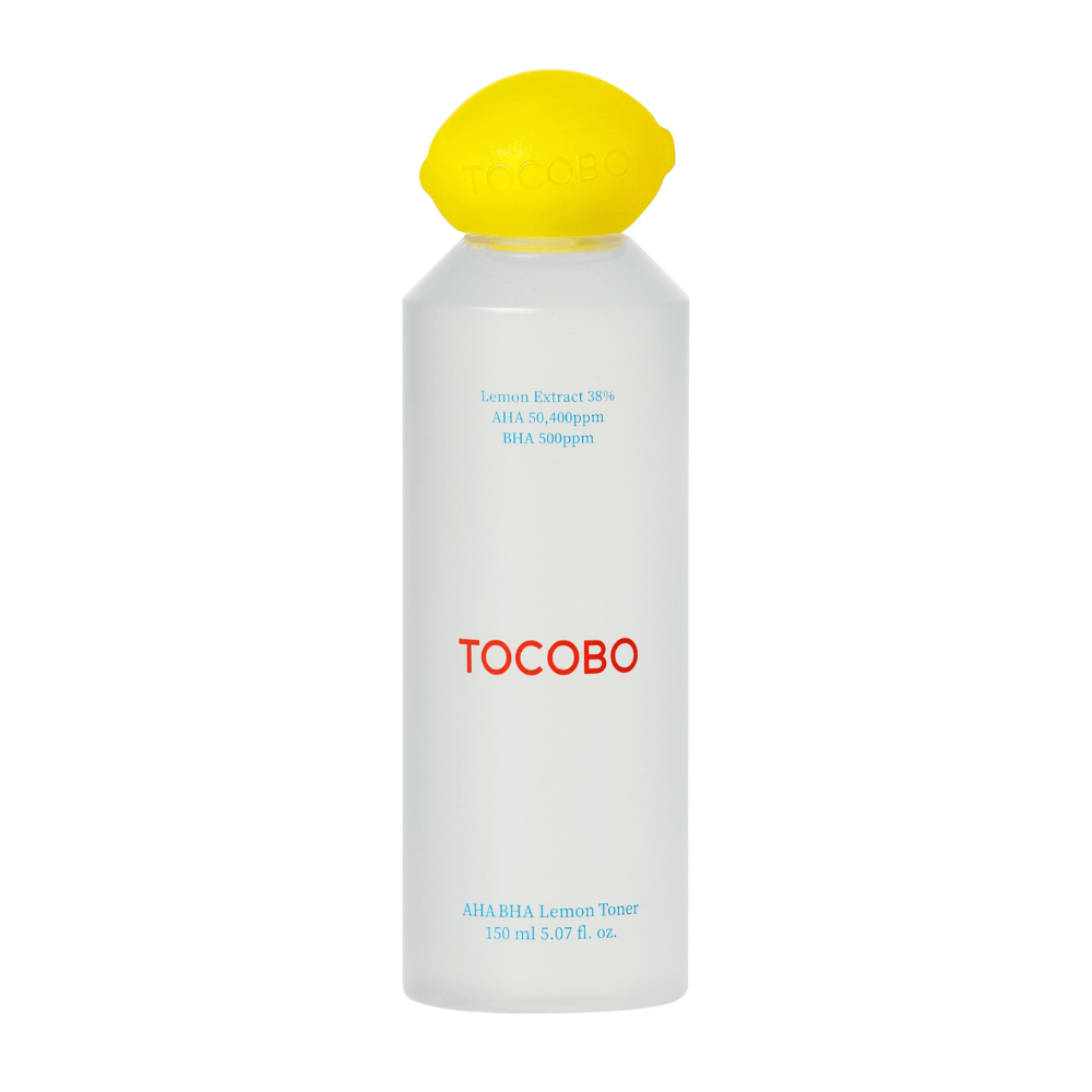 TOCOBO AHA BHA Lemon Toner v prozorni steklenici z rumenim pokrovčkom v obliki limone in rdečim logotipom. Besedilo na steklenici navaja 38 % izvlečka limone, AHA 50 400 ppm in BHA 500 ppm.