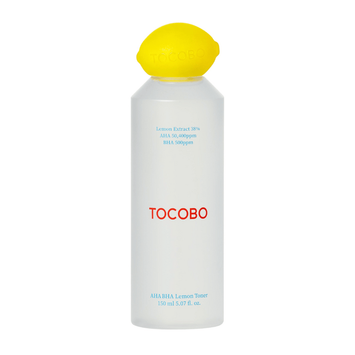 TOCOBO AHA BHA Lemon Toner v prozorni steklenici z rumenim pokrovčkom v obliki limone in rdečim logotipom. Besedilo na steklenici navaja 38 % izvlečka limone, AHA 50 400 ppm in BHA 500 ppm.