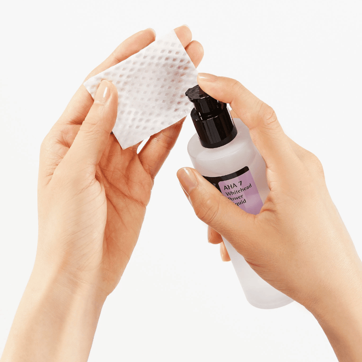 Nanašanje COSRX AHA 7 Whitehead Power Liquid na bombažno blazinico, piling tonik za obraz z AHA za odstranjevanje odmrlih kožnih celic in izboljšanje strukture kože.
