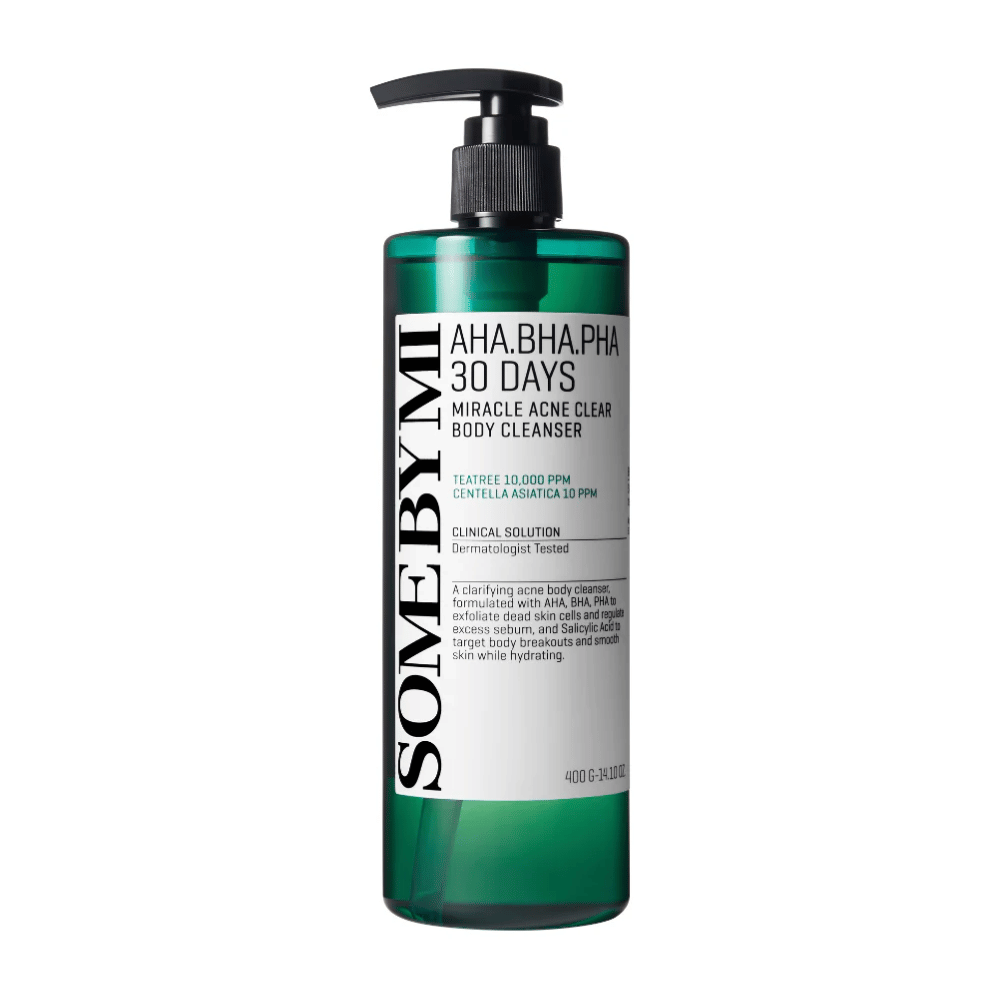 Steklenica SOME BY MI AHA.BHA.PHA 30 Days Miracle Acne Clear Body Cleanser. Steklenica je zelena s črno črpalko in belo etiketo, ki opisuje sestavine in funkcije izdelka, vključno z AHA, BHA in PHA za piling in zdravljenje aken. Ozadje je belo.