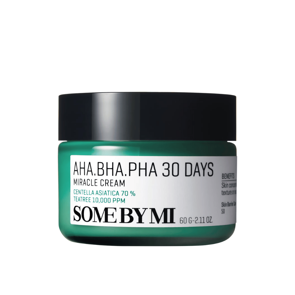 Kozarec "SOME BY MI AHA, BHA, PHA 30 Days Miracle Cream". Ta krema za kožo vsebuje 70 % centella asiatica in 10.000 PPM čajevca, namenjena za pomiritev in vlaženje kože, hkrati pa se bori proti težavam s kožo, kot je akne. Kozarec je oblikovan v značilni zeleni barvi s črnim pokrovom.