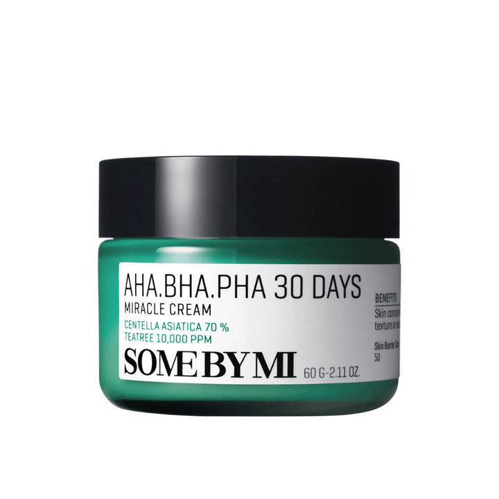 Kozarec "SOME BY MI AHA, BHA, PHA 30 Days Miracle Cream". Ta krema za kožo vsebuje 70 % centella asiatica in 10.000 PPM čajevca, namenjena za pomiritev in vlaženje kože, hkrati pa se bori proti težavam s kožo, kot je akne. Kozarec je oblikovan v značilni zeleni barvi s črnim pokrovom.