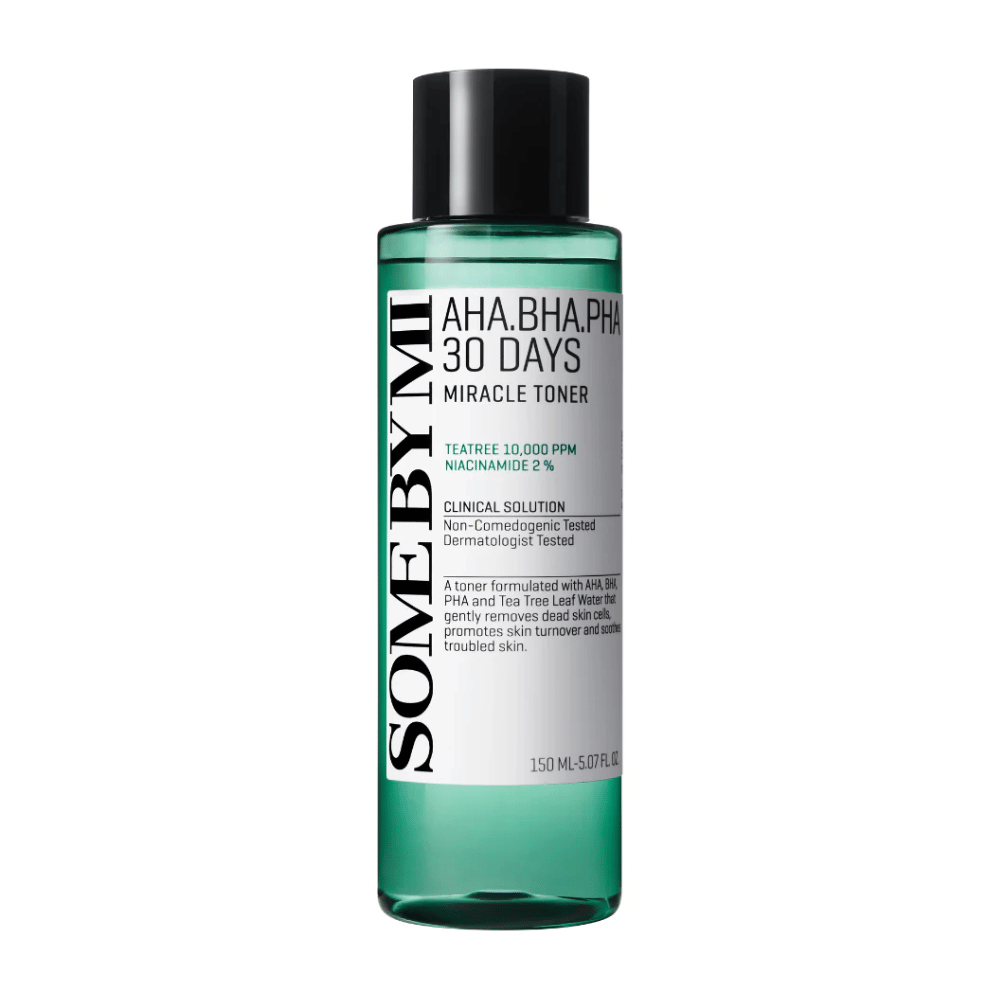 Zelena steklenica "SOME BY MI AHA, BHA, PHA 30 Days Miracle Toner" s 150 ml vsebine. Izdelek, ki vsebuje izvleček čajevca in niacinamid, je zasnovan za nežno odstranjevanje odmrlih kožnih celic, spodbujanje obnove kože in pomiritev problematične kože.