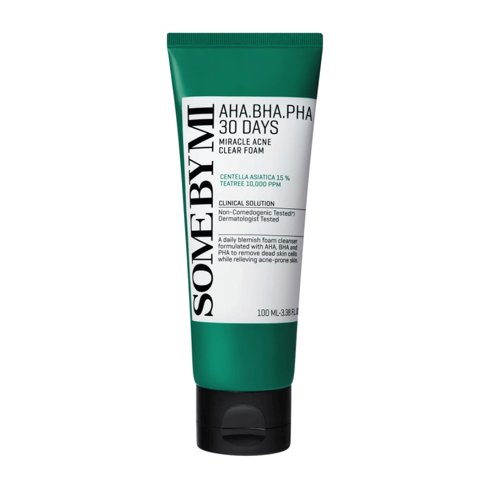 Ena tuba "SOME BY MI AHA, BHA, PHA 30 Days Miracle Acne Clear Foam". Izdelek vsebuje centello asiatiko in olje čajevca, zasnovan za zdravljenje aken in čiščenje kože. Tuba je 100 ml in dermatološko testirana za zagotavljanje varnosti in učinkovitosti.