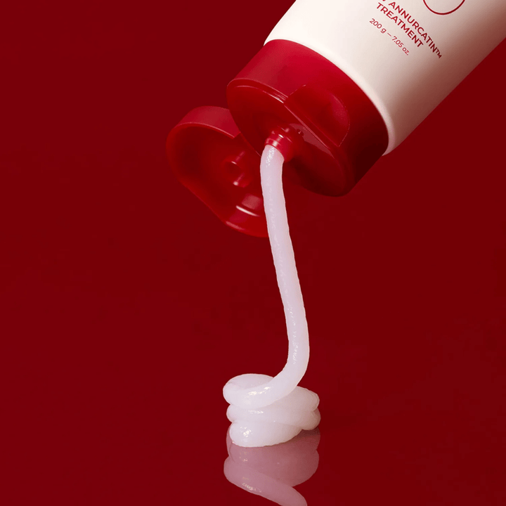 Kremasta konsistenca MOEV Annurcatin Treatment – bogata formula, ki objame vsak las z vlago in hranili za svilnate in močne lase.