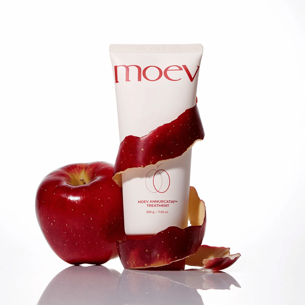 MOEV Annurcatin Treatment skupaj z rdečimi jabolki – simbolizira naravno moč Annurca jabolka, ki neguje in globinsko ščiti lase.