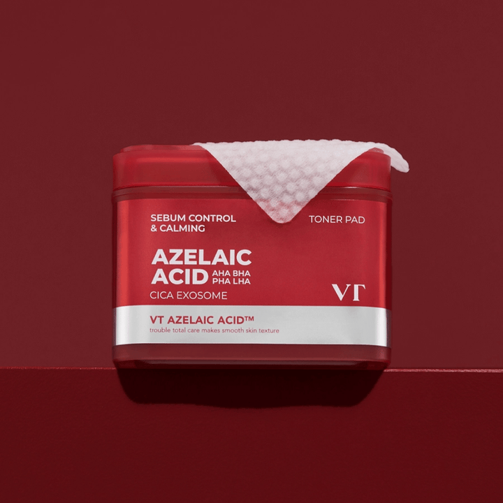 VT Azelaic Acid Toner Pad – rdeča posoda s teksturirano blazinico, popolna za izenačevanje tona kože in zmanjšanje nečistoč.
