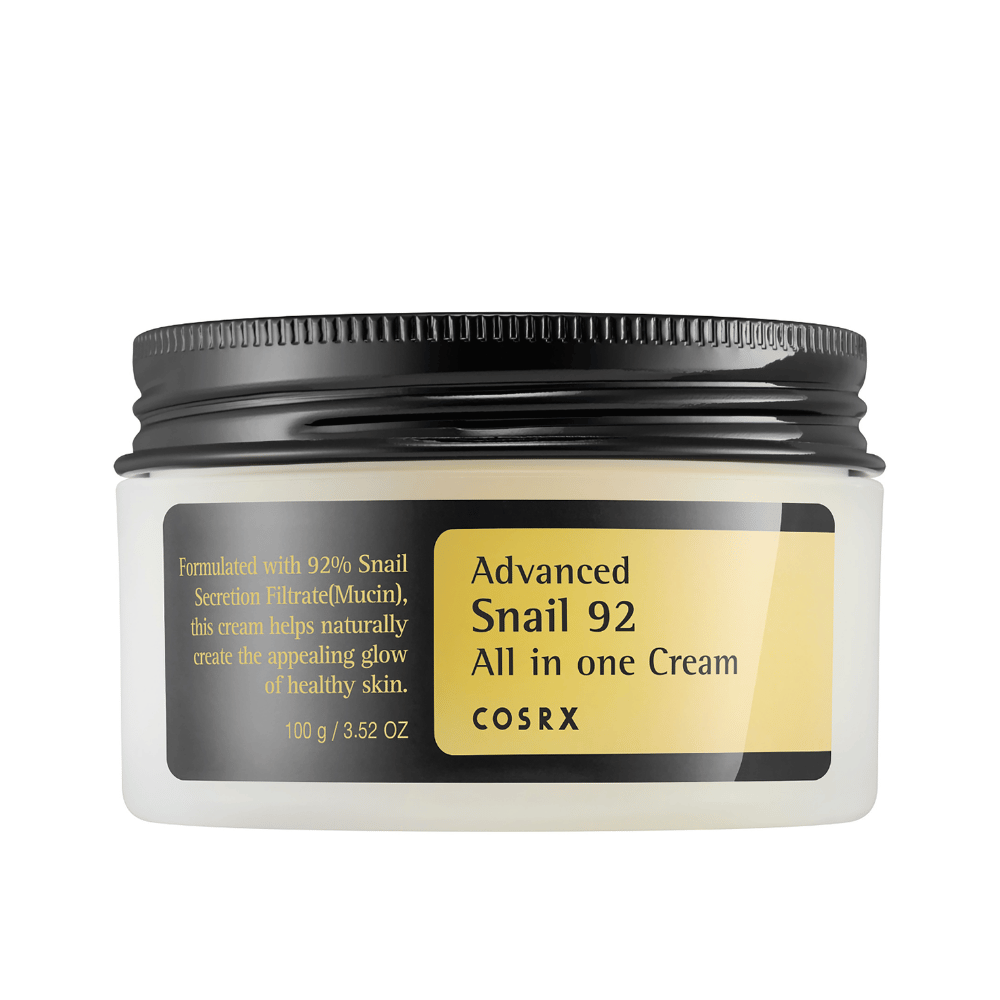 Predogled zaprtega kozarca COSRX Advanced Snail 92 All in one Cream s črnim pokrovom in rumeno etiketo na beli podlagi.