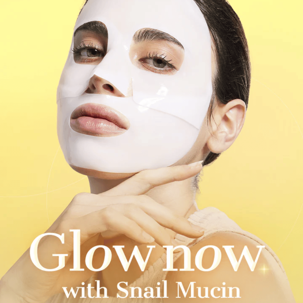 Ženska s COSRX Advanced Snail Mucin Hydrogel Mask – daje sijaj, vlaženje in čvrstejšo kožo s polžjo sluzjo in kolagenom.