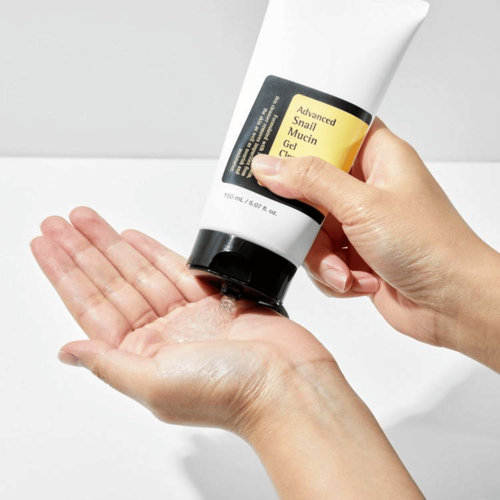 Roka nanaša COSRX Advanced Snail Mucin Gel Cleanser – nežno gel čistilo s polžjo sluzjo, ki globinsko čisti in ohranja ravnovesje vlage v koži.
