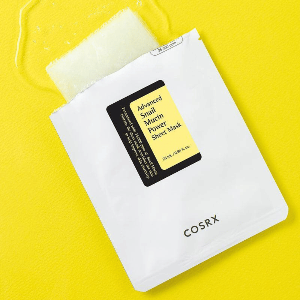COSRX Advanced Snail Mucin Power Sheet Mask na rumenem ozadju, vlažilna in obnovitvena maska za obraz s polžjim izločkom za povečano elastičnost in sijaj.