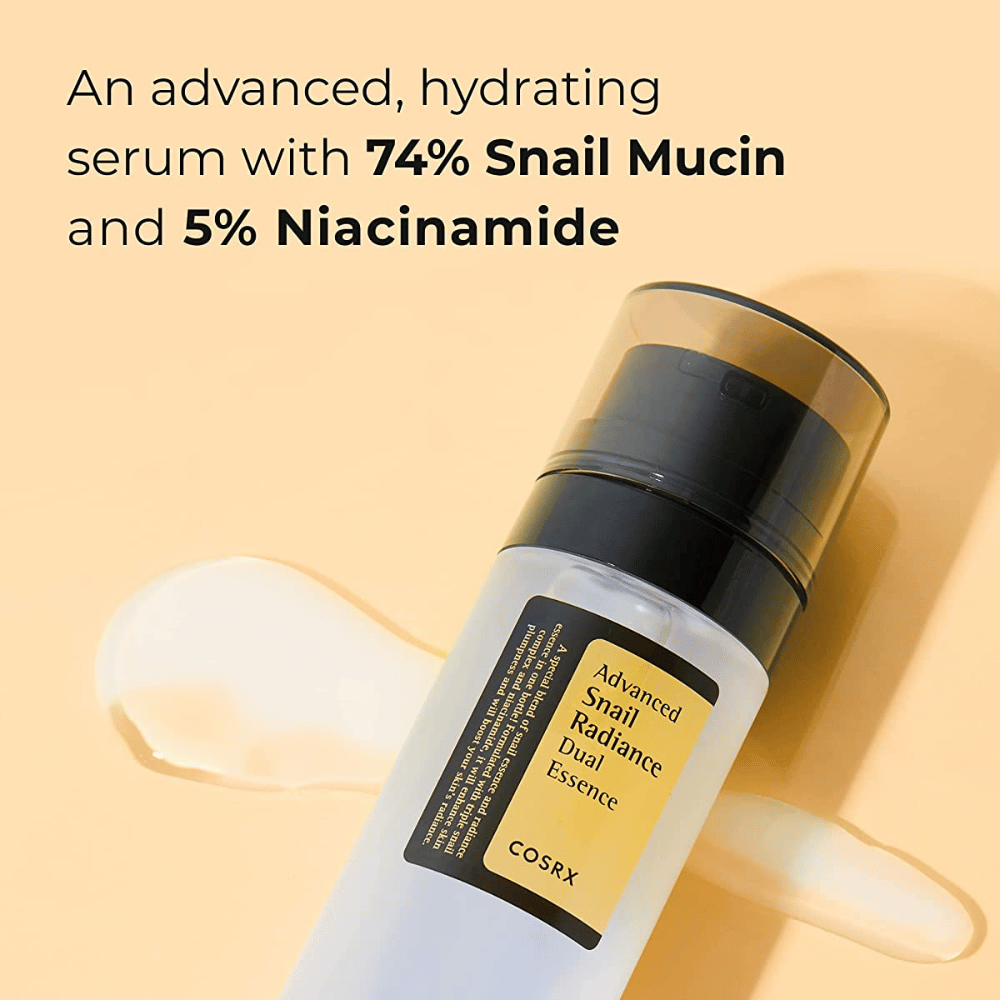 Steklenica COSRX Advanced Snail Radiance Dual Essence, 80 ml, s črno črpalko in nalepko, predstavljena na svetlem ozadju z besedilom, ki poudarja 74 % polžje sluzi in 5 % niacinamida.