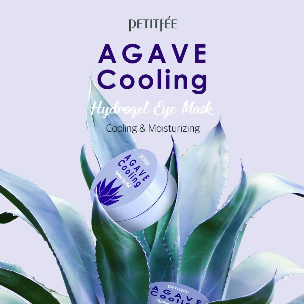 Slika izdelka PETITFEE Agave Cooling Hydrogel Eye Mask, postavljenega med velike liste agave. Slika poudarja hladilne in vlažilne lastnosti s svežo temo, navdihnjeno z rastlinami.