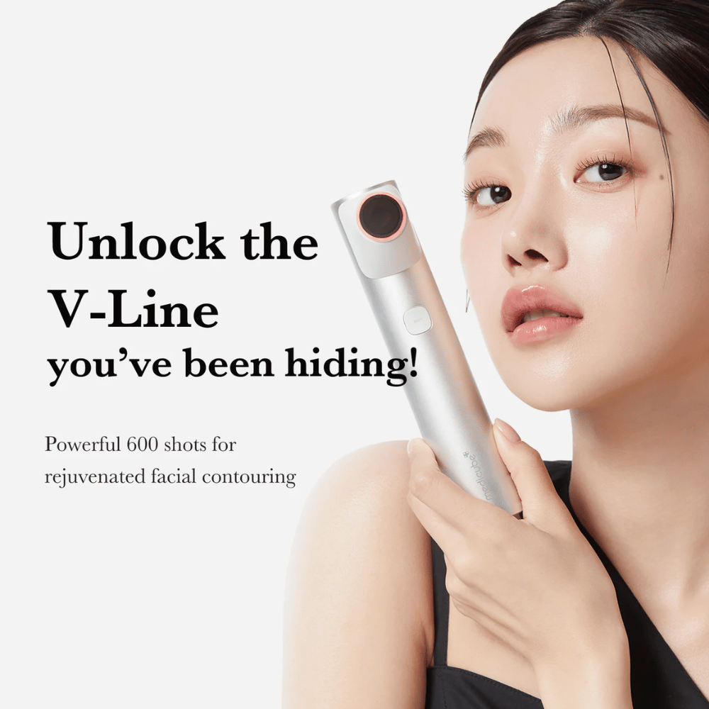 Ženska drži Medicube Age-R High Focus Shot blizu obraza z besedilom "Odkleni V-linijo, ki si jo skrivala!" v ozadju.