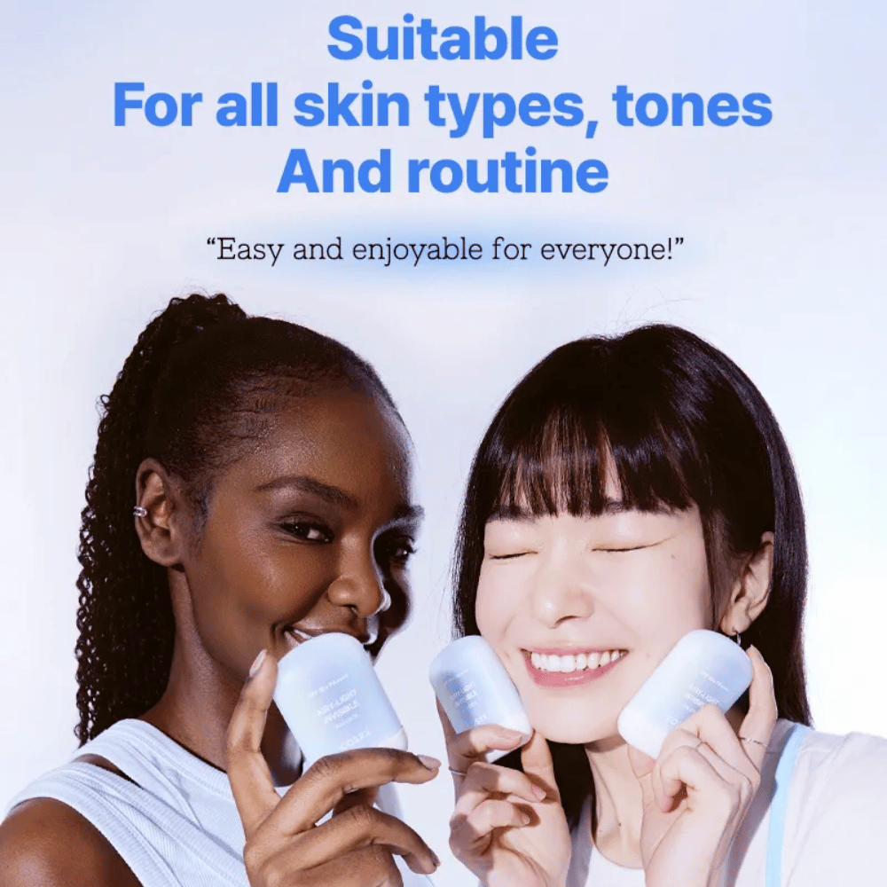 Dve osebi predstavljata COSRX Airy-Light Invisible Sun Stick – lahka sončna zaščita, ki ustreza vsem tipom kože, tonom in rutinam.